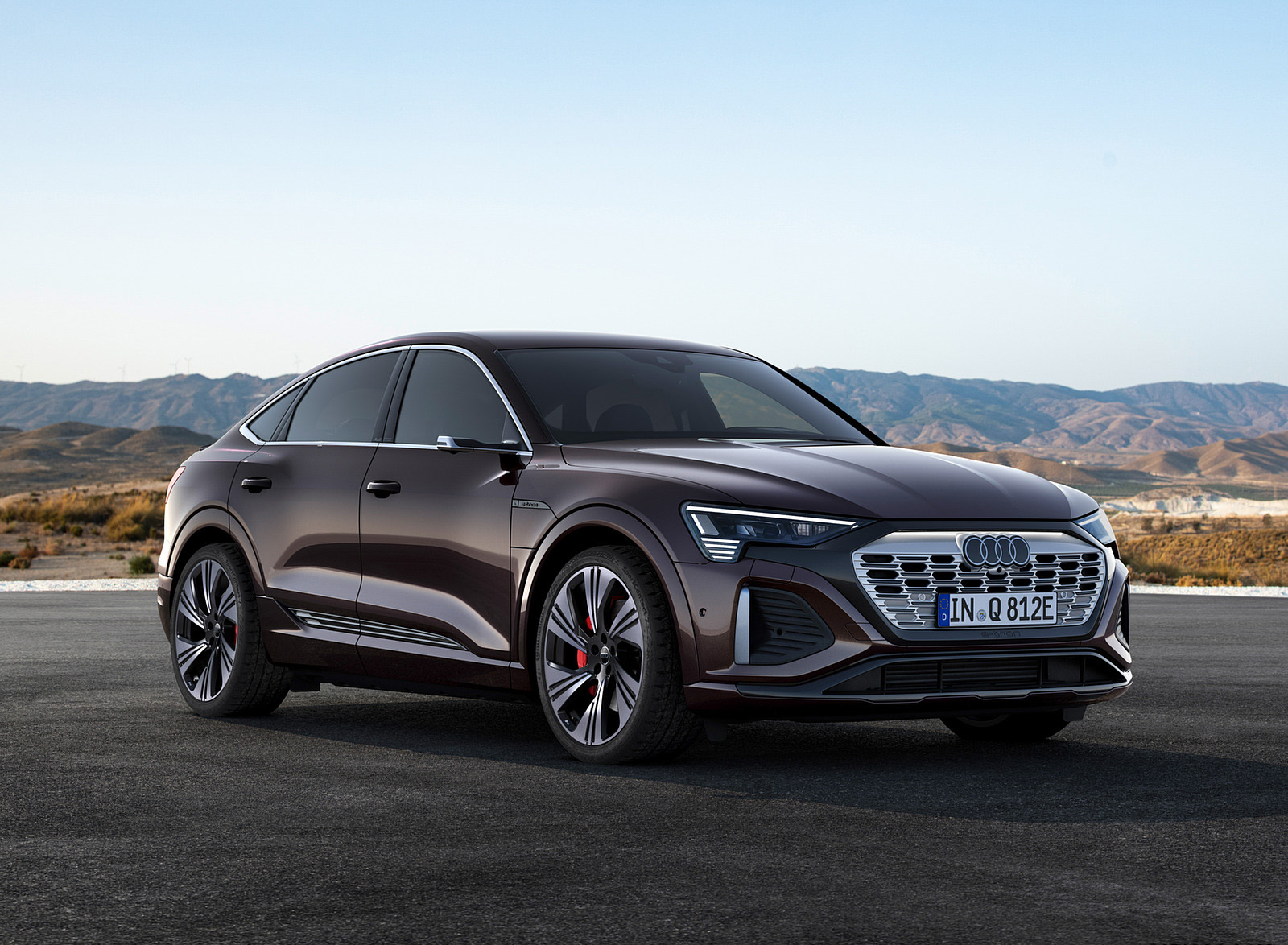 2024 Audi Q8 Sportback e-tron quattro (Color: Madeira Brown Metallic) Front Three-Quarter Wallpapers (15)