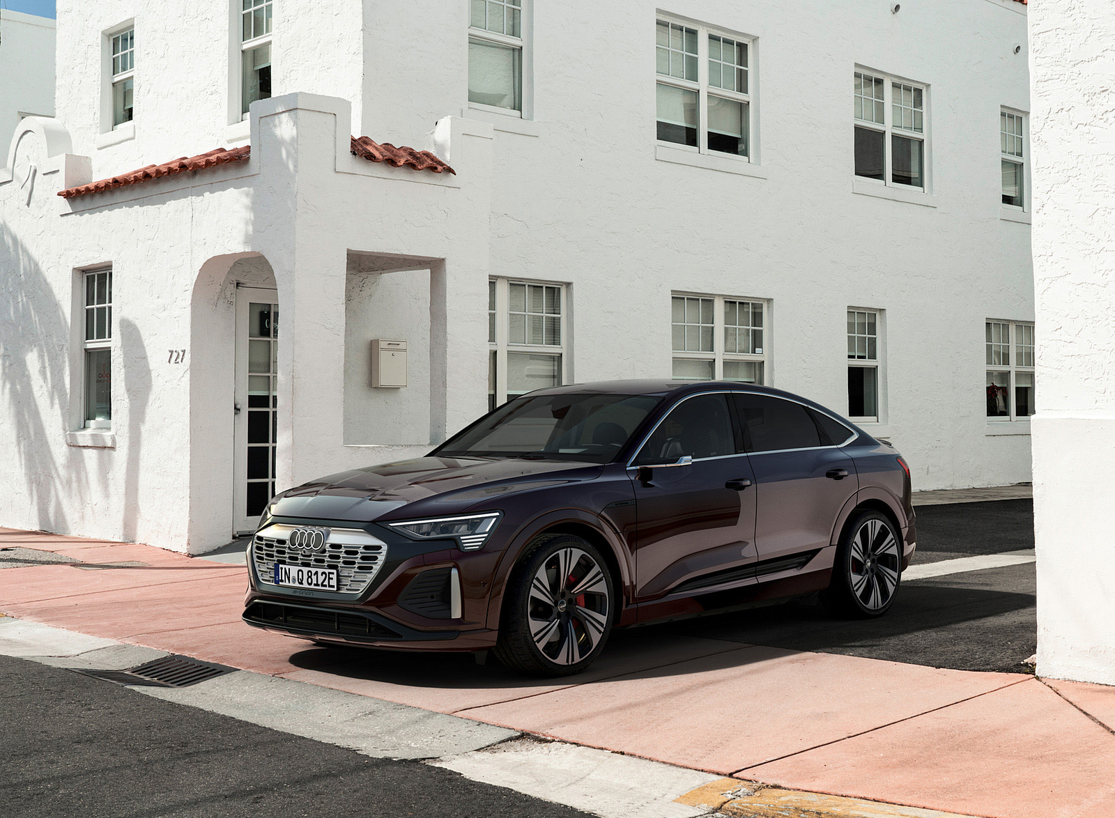 2024 Audi Q8 Sportback e-tron quattro (Color: Madeira Brown Metallic) Front Three-Quarter Wallpapers (13)