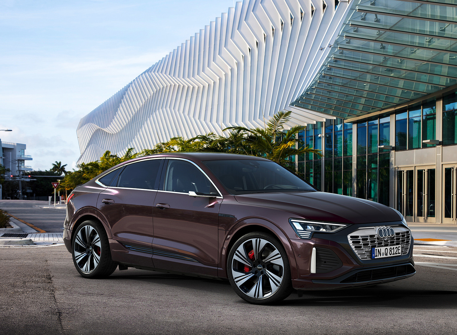 2024 Audi Q8 Sportback e-tron quattro (Color: Madeira Brown Metallic) Front Three-Quarter Wallpapers (11)