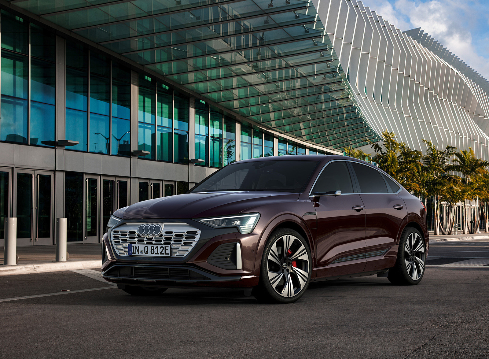 2024 Audi Q8 Sportback e-tron quattro (Color: Madeira Brown Metallic) Front Three-Quarter Wallpapers (9)