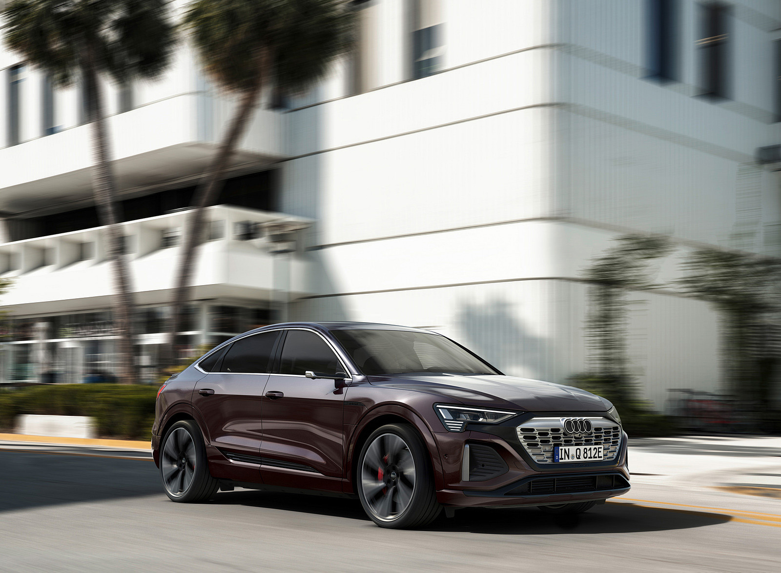 2024 Audi Q8 Sportback e-tron quattro (Color: Madeira Brown Metallic) Front Three-Quarter Wallpapers (4)