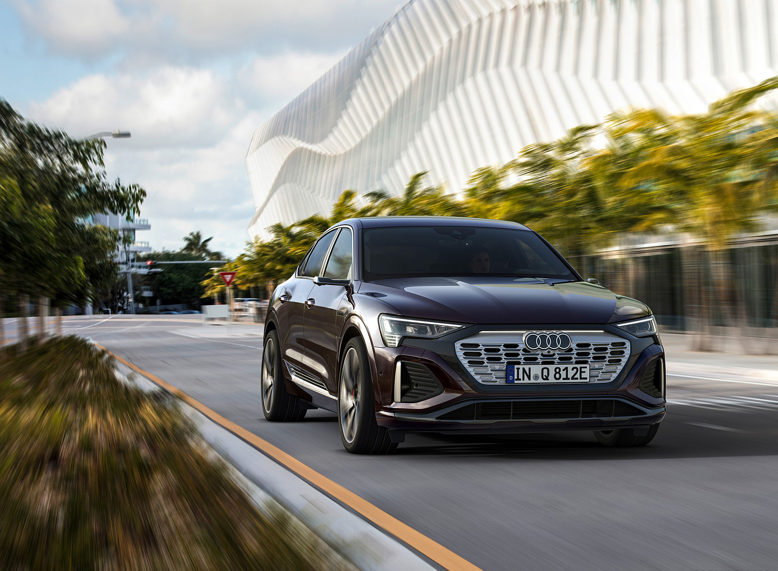 2024 Audi Q8 Sportback e-tron quattro (Color: Madeira Brown Metallic) Front Wallpapers (7)