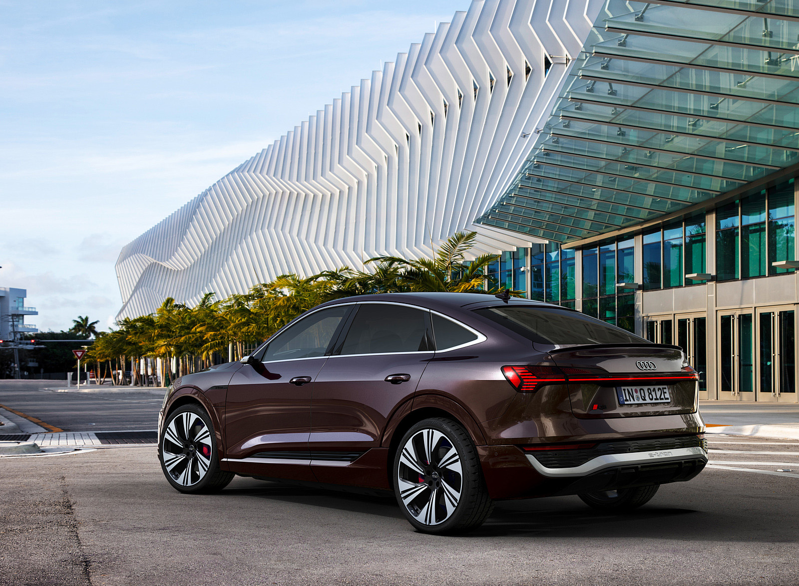 2024 Audi Q8 Sportback e-tron quattro (Color: Madeira Brown Metallic) Rear Three-Quarter Wallpapers (12)