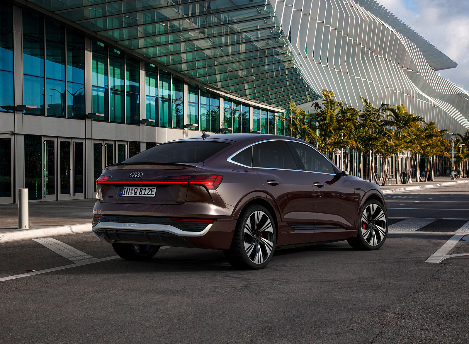2024 Audi Q8 Sportback e-tron quattro (Color: Madeira Brown Metallic) Rear Three-Quarter Wallpapers (10)