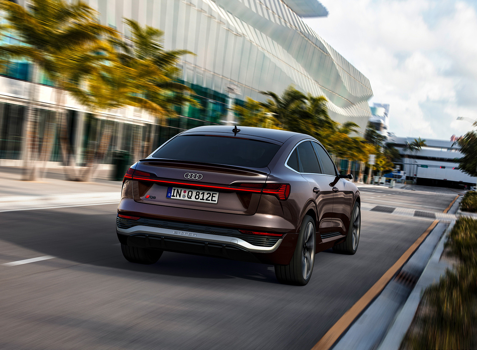 2024 Audi Q8 Sportback e-tron quattro (Color: Madeira Brown Metallic) Rear Wallpapers (2)