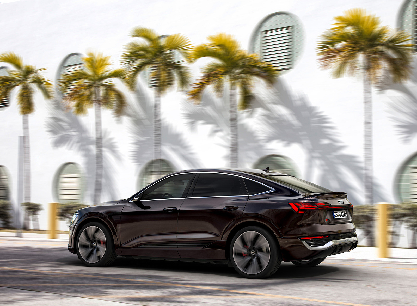 2024 Audi Q8 Sportback e-tron quattro (Color: Madeira Brown Metallic) Side Wallpapers (8)