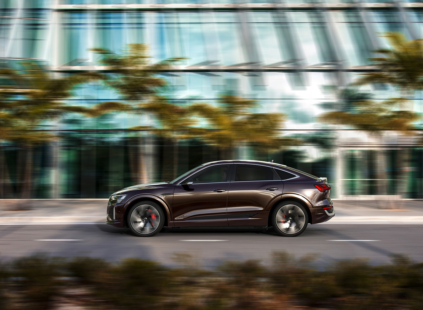 2024 Audi Q8 Sportback e-tron quattro (Color: Madeira Brown Metallic) Side Wallpapers (5)