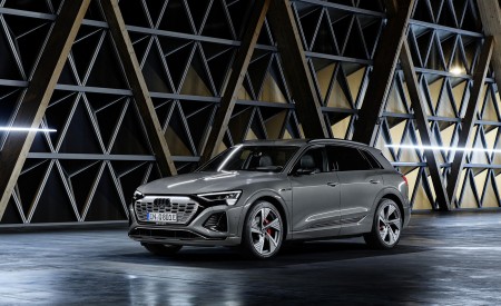 2024 Audi Q8 e-tron quattro (Color: Chronos Gray metallic) Front Three-Quarter Wallpapers 450x275 (36)