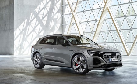 2024 Audi Q8 e-tron quattro (Color: Chronos Gray metallic) Front Three-Quarter Wallpapers 450x275 (25)