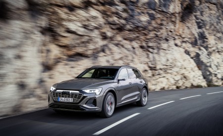 2024 Audi Q8 e-tron quattro (Color: Chronos Gray metallic) Front Three-Quarter Wallpapers 450x275 (4)