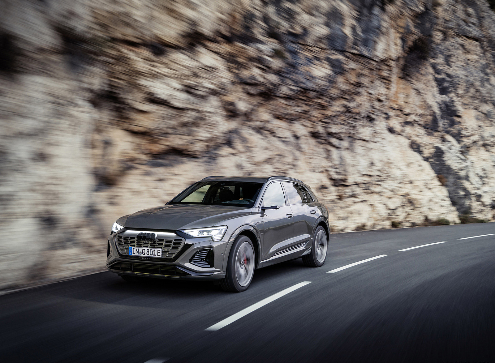 2024 Audi Q8 e-tron quattro (Color: Chronos Gray Metallic) Front Three-Quarter Wallpapers (6)