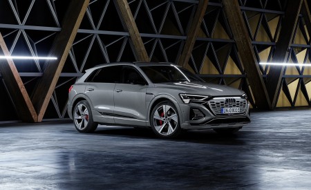 2024 Audi Q8 e-tron quattro (Color: Chronos Gray metallic) Front Three-Quarter Wallpapers 450x275 (37)