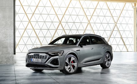 2024 Audi Q8 e-tron quattro (Color: Chronos Gray metallic) Front Three-Quarter Wallpapers 450x275 (26)