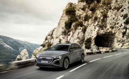 2024 Audi Q8 e-tron quattro (Color: Chronos Gray metallic) Front Three-Quarter Wallpapers 450x275 (5)