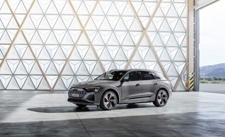 2024 Audi Q8 e-tron quattro (Color: Chronos Gray metallic) Front Three-Quarter Wallpapers 450x275 (27)