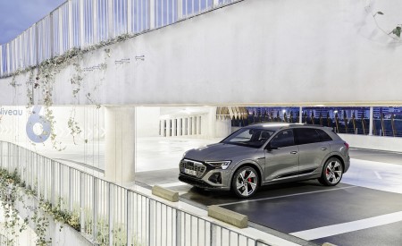2024 Audi Q8 e-tron quattro (Color: Chronos Gray metallic) Front Three-Quarter Wallpapers 450x275 (21)