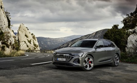 2024 Audi Q8 e-tron quattro (Color: Chronos Gray metallic) Front Three-Quarter Wallpapers 450x275 (14)