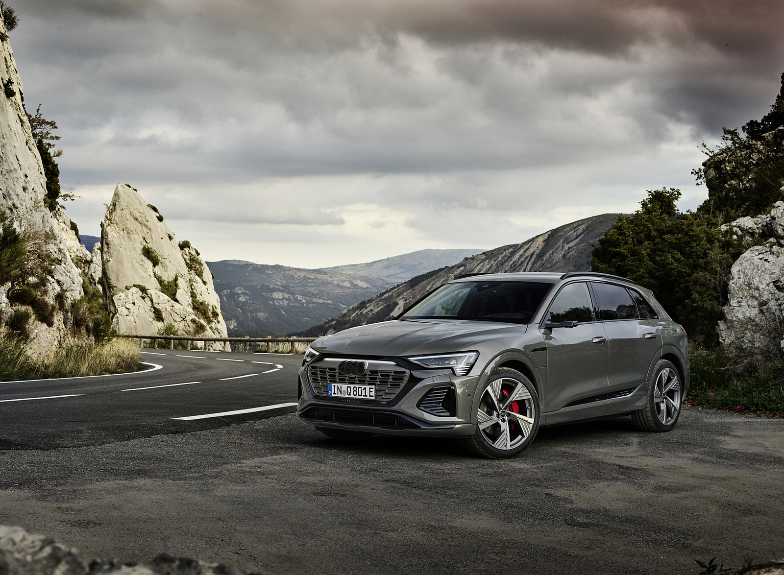 2024 Audi Q8 e-tron quattro (Color: Chronos Gray metallic) Front Three-Quarter Wallpapers (14)