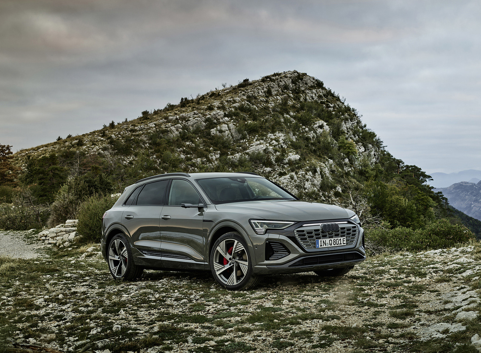2024 Audi Q8 e-tron quattro (Color: Chronos Gray metallic) Front Three-Quarter Wallpapers (12)