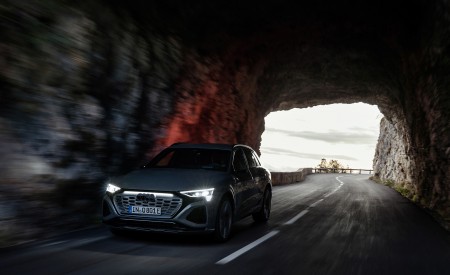 2024 Audi Q8 e-tron quattro (Color: Chronos Gray metallic) Front Three-Quarter Wallpapers 450x275 (11)