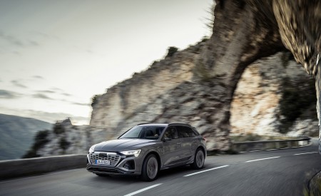 2024 Audi Q8 e-tron quattro (Color: Chronos Gray metallic) Front Three-Quarter Wallpapers 450x275 (10)