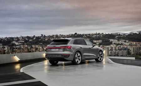 2024 Audi Q8 e-tron quattro (Color: Chronos Gray metallic) Rear Three-Quarter Wallpapers 450x275 (18)