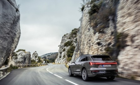 2024 Audi Q8 e-tron quattro (Color: Chronos Gray metallic) Rear Three-Quarter Wallpapers 450x275 (6)