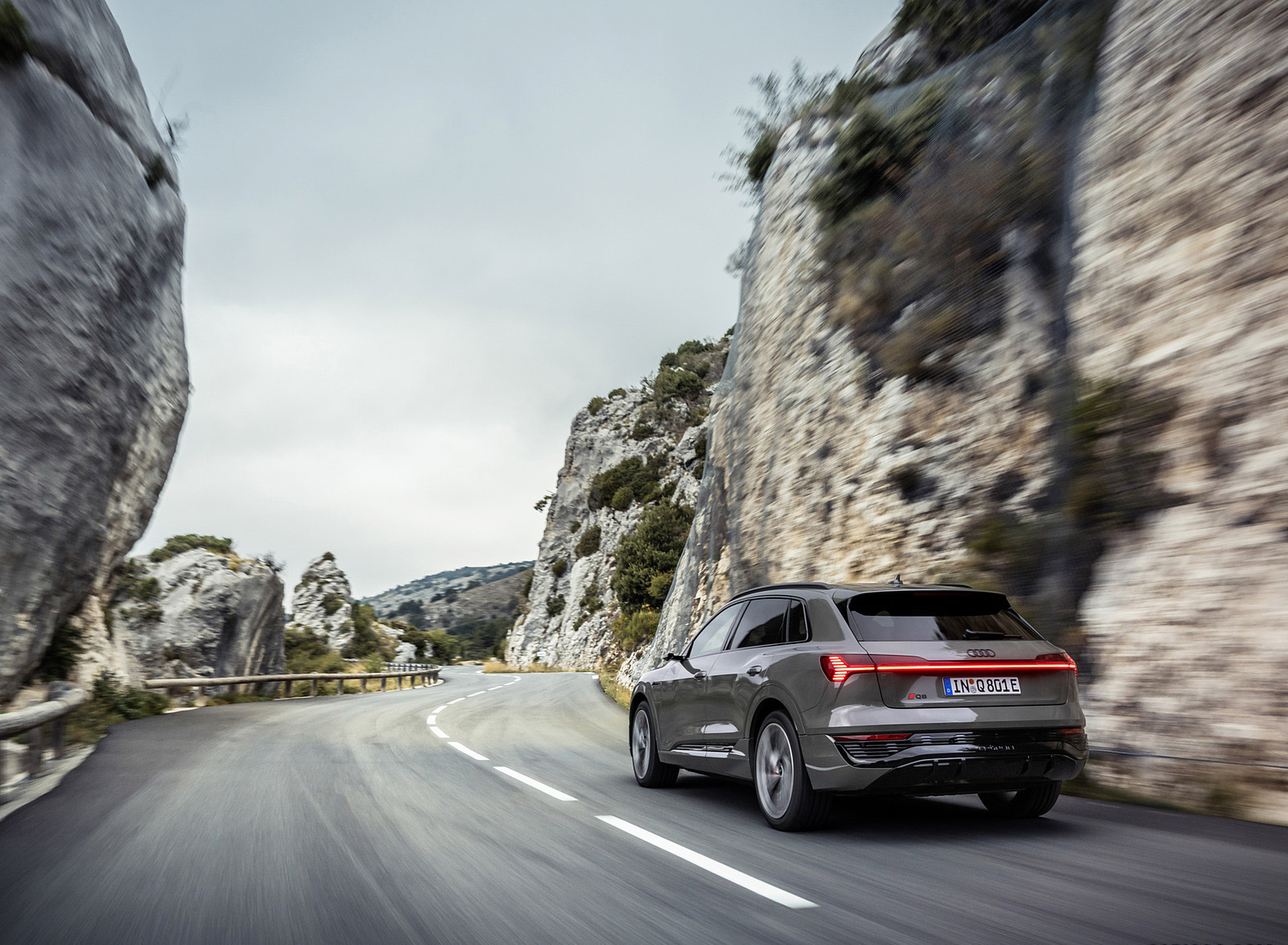 2024 Audi Q8 e-tron quattro (Color: Chronos Gray Metallic) Rear Three-Quarter Wallpapers (8)