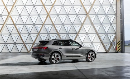 2024 Audi Q8 e-tron quattro (Color: Chronos Gray metallic) Rear Three-Quarter Wallpapers 450x275 (33)