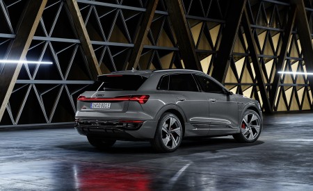 2024 Audi Q8 e-tron quattro (Color: Chronos Gray metallic) Rear Three-Quarter Wallpapers 450x275 (38)