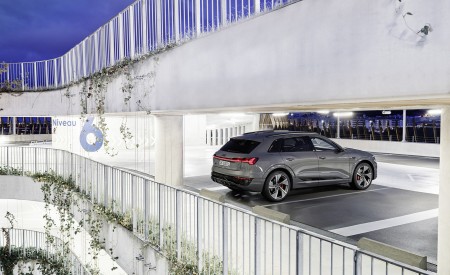 2024 Audi Q8 e-tron quattro (Color: Chronos Gray metallic) Rear Three-Quarter Wallpapers 450x275 (23)