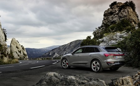 2024 Audi Q8 e-tron quattro (Color: Chronos Gray metallic) Rear Three-Quarter Wallpapers 450x275 (15)