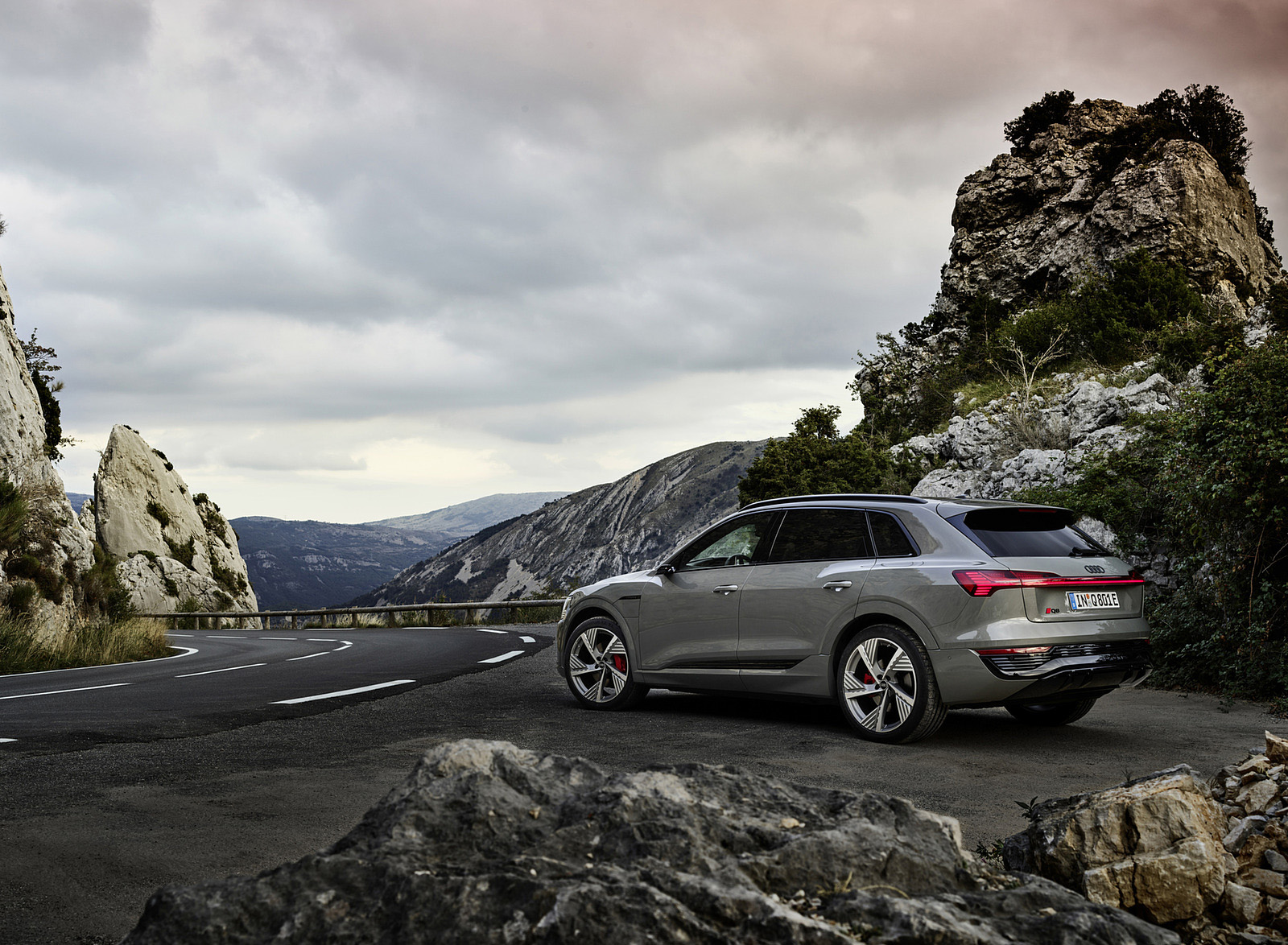 2024 Audi Q8 e-tron quattro (Color: Chronos Gray metallic) Rear Three-Quarter Wallpapers (15)