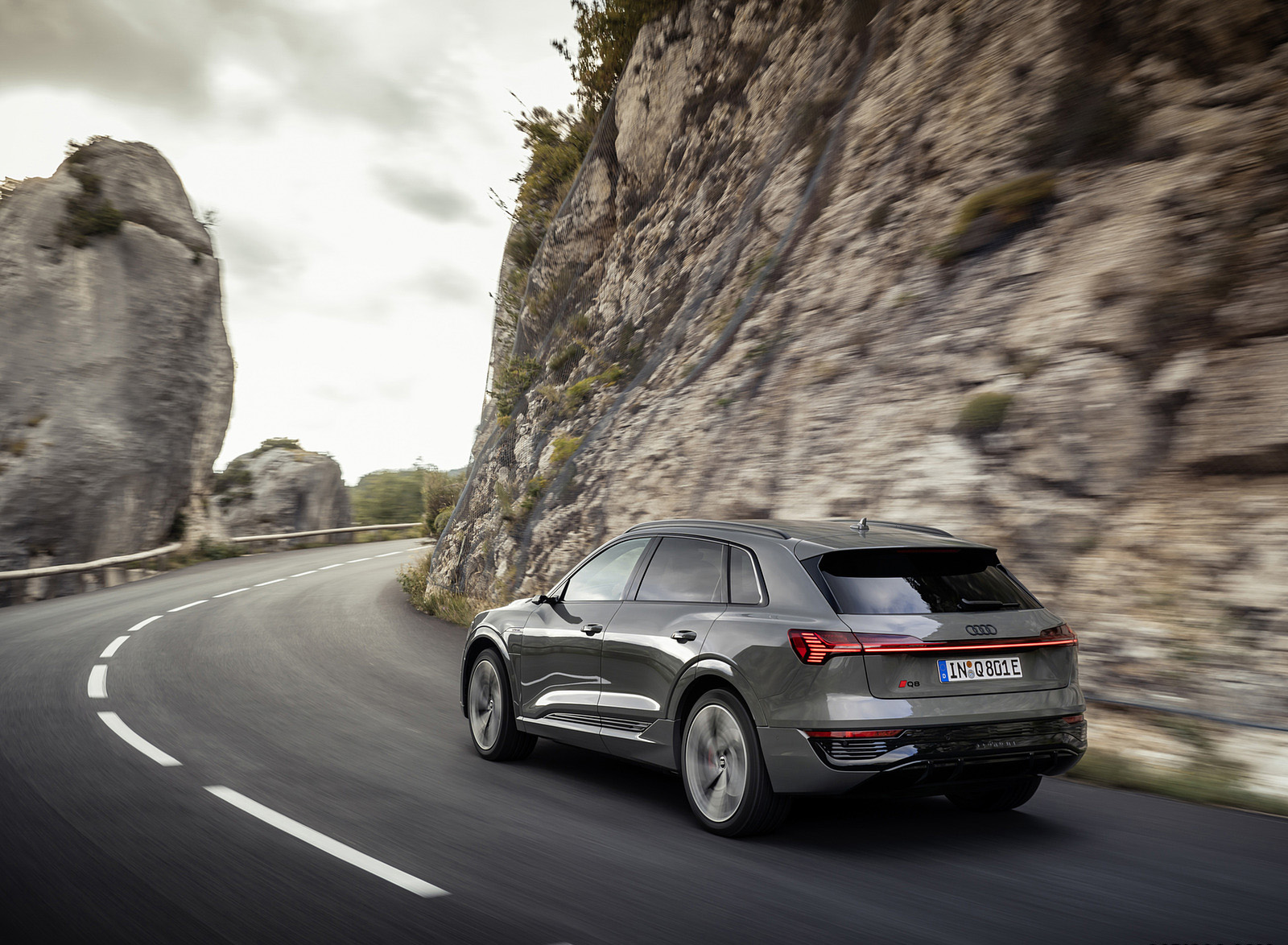 2024 Audi Q8 e-tron quattro (Color: Chronos Gray Metallic) Rear Three-Quarter Wallpapers (2)