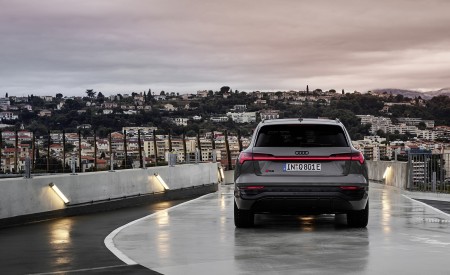 2024 Audi Q8 e-tron quattro (Color: Chronos Gray metallic) Rear Wallpapers 450x275 (20)