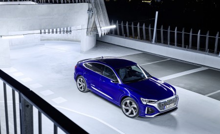 2024 Audi SQ8 Sportback e-tron quattro (Color: Ultra Blue metallic) Front Three-Quarter Wallpapers 450x275 (32)