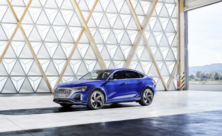 2024 Audi SQ8 Sportback e-tron quattro (Color: Ultra Blue metallic) Front Three-Quarter Wallpapers 450x275 (23)