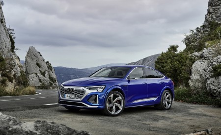 2024 Audi SQ8 Sportback e-tron quattro (Color: Ultra Blue metallic) Front Three-Quarter Wallpapers 450x275 (17)
