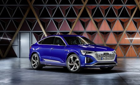 2024 Audi SQ8 Sportback e-tron quattro (Color: Ultra Blue metallic) Front Three-Quarter Wallpapers 450x275 (37)