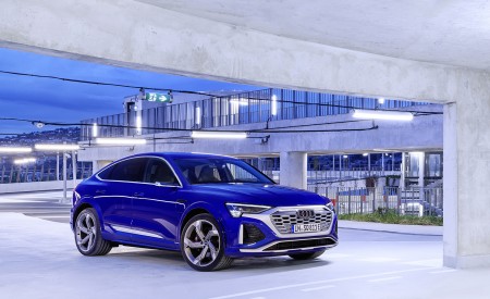 2024 Audi SQ8 Sportback e-tron quattro (Color: Ultra Blue metallic) Front Three-Quarter Wallpapers 450x275 (35)