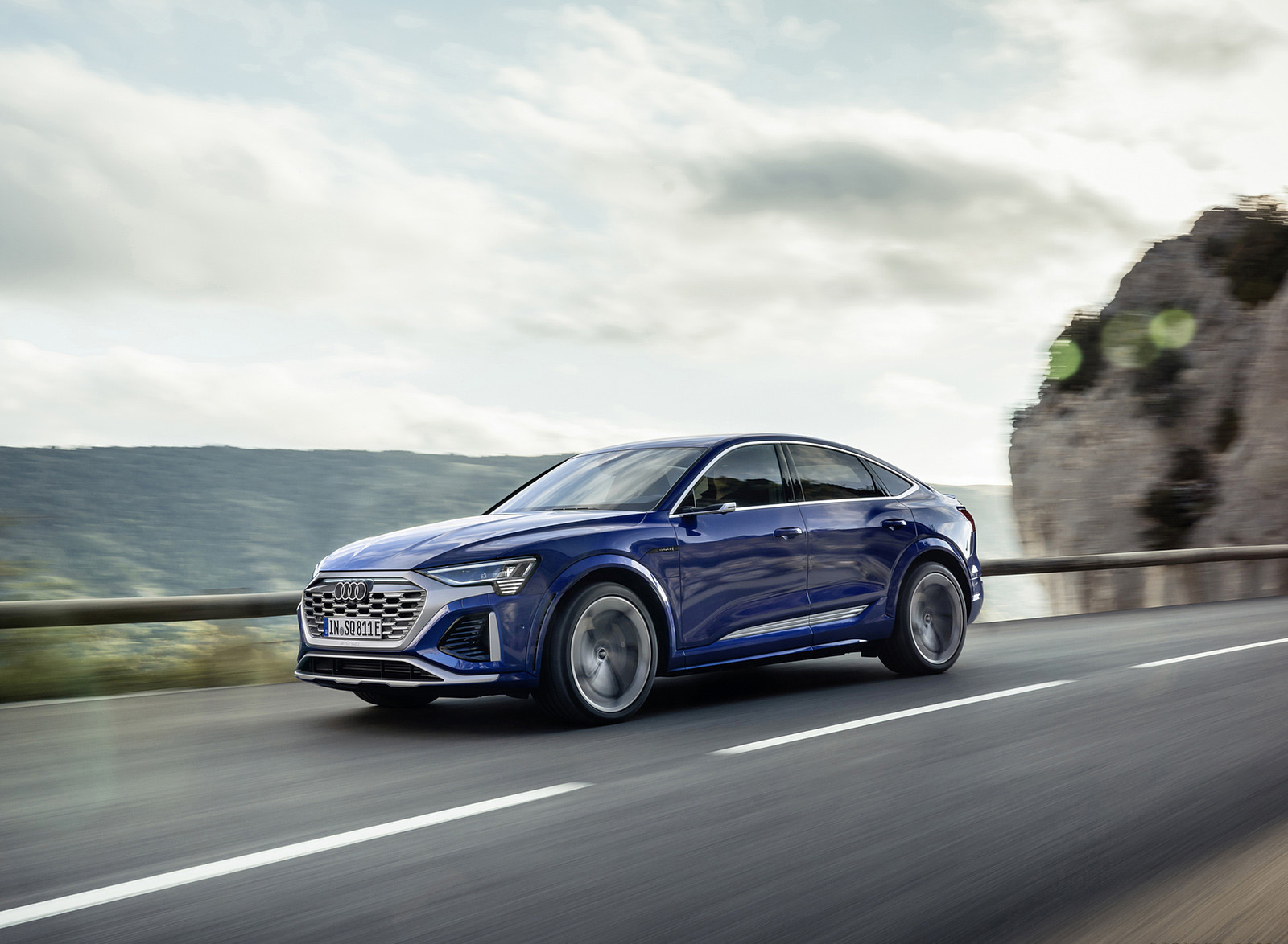 2024 Audi SQ8 Sportback e-tron quattro (Color: Ultra Blue metallic) Front Three-Quarter Wallpapers (14)