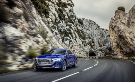 2024 Audi SQ8 Sportback e-tron quattro (Color: Ultra Blue metallic) Front Three-Quarter Wallpapers 450x275 (7)