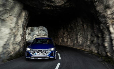 2024 Audi SQ8 Sportback e-tron quattro (Color: Ultra Blue metallic) Front Wallpapers 450x275 (6)