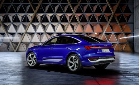 2024 Audi SQ8 Sportback e-tron quattro (Color: Ultra Blue metallic) Rear Three-Quarter Wallpapers 450x275 (39)