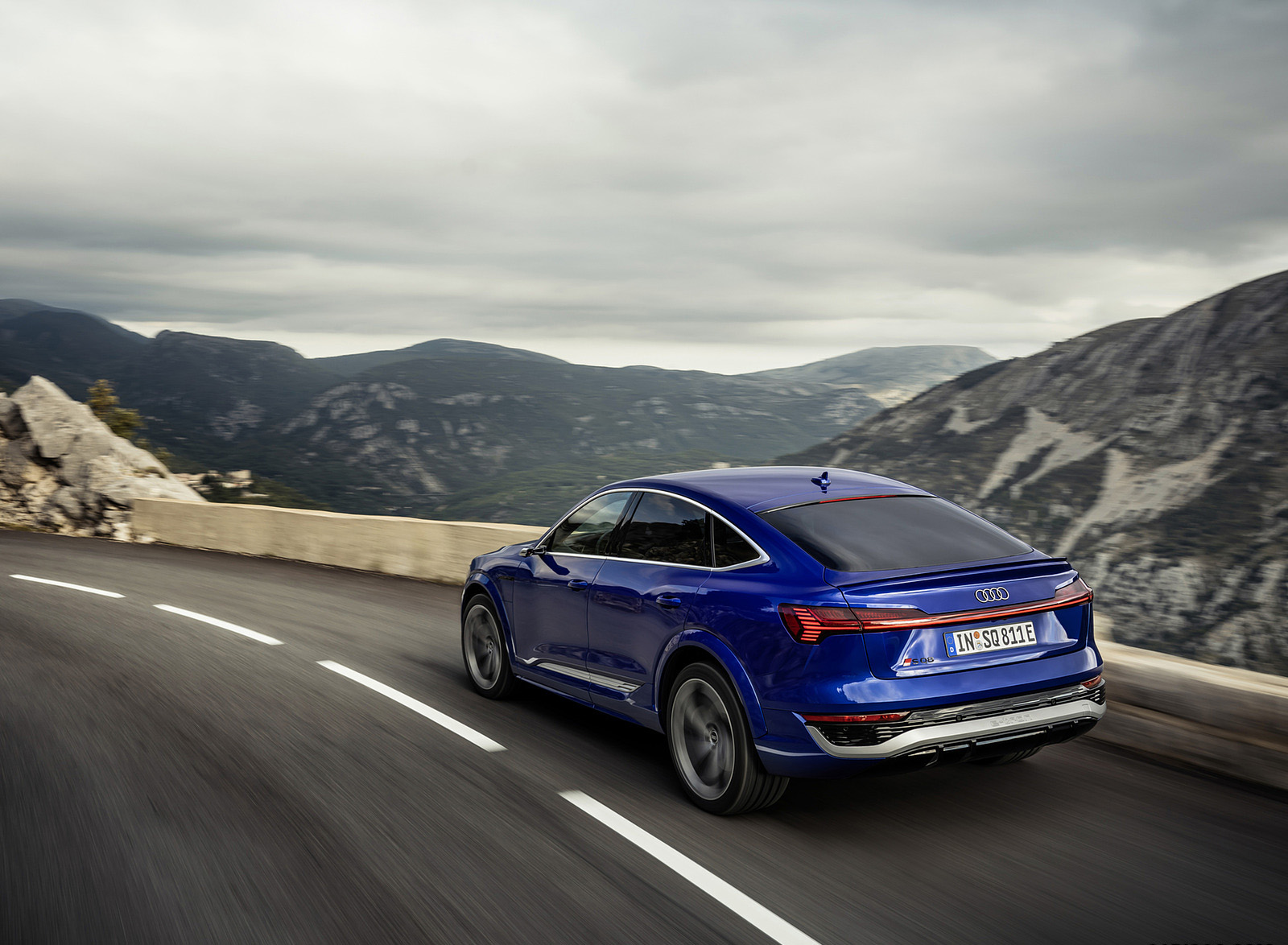 2024 Audi SQ8 Sportback e-tron quattro (Color: Ultra Blue metallic) Rear Three-Quarter Wallpapers (15)