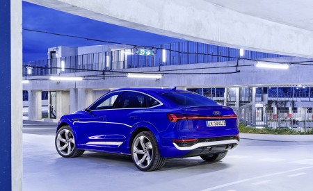 2024 Audi SQ8 Sportback e-tron quattro (Color: Ultra Blue metallic) Rear Three-Quarter Wallpapers 450x275 (36)