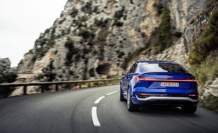 2024 Audi SQ8 Sportback e-tron quattro (Color: Ultra Blue metallic) Rear Wallpapers 450x275 (11)