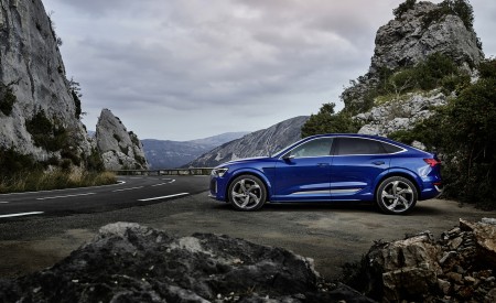 2024 Audi SQ8 Sportback e-tron quattro (Color: Ultra Blue metallic) Side Wallpapers 450x275 (21)