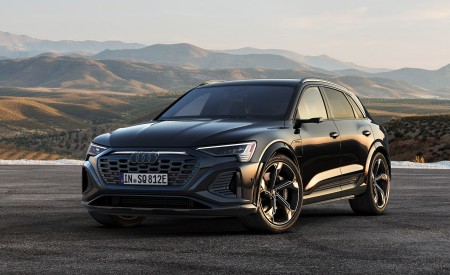 2024 Audi SQ8 e-tron quattro (Color: Mythos Black Metallic) Front Three-Quarter Wallpapers 450x275 (16)