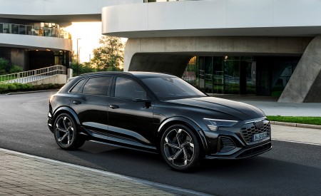 2024 Audi SQ8 e-tron quattro (Color: Mythos Black Metallic) Front Three-Quarter Wallpapers 450x275 (8)